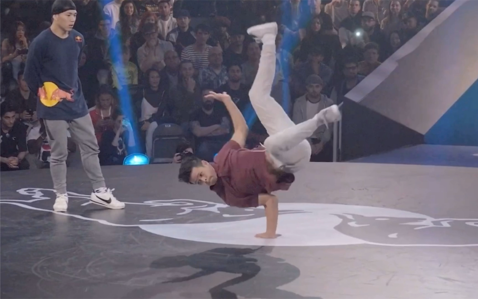 开云 - 蒂姆回归赛场，赛况扑朔迷离首场状态亮眼，公牛观众沸腾！